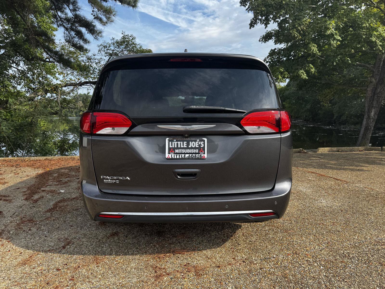 Used 2017 Chrysler Pacifica Touring-L Plus w/ Advanced Safetytec Group FWD image 7