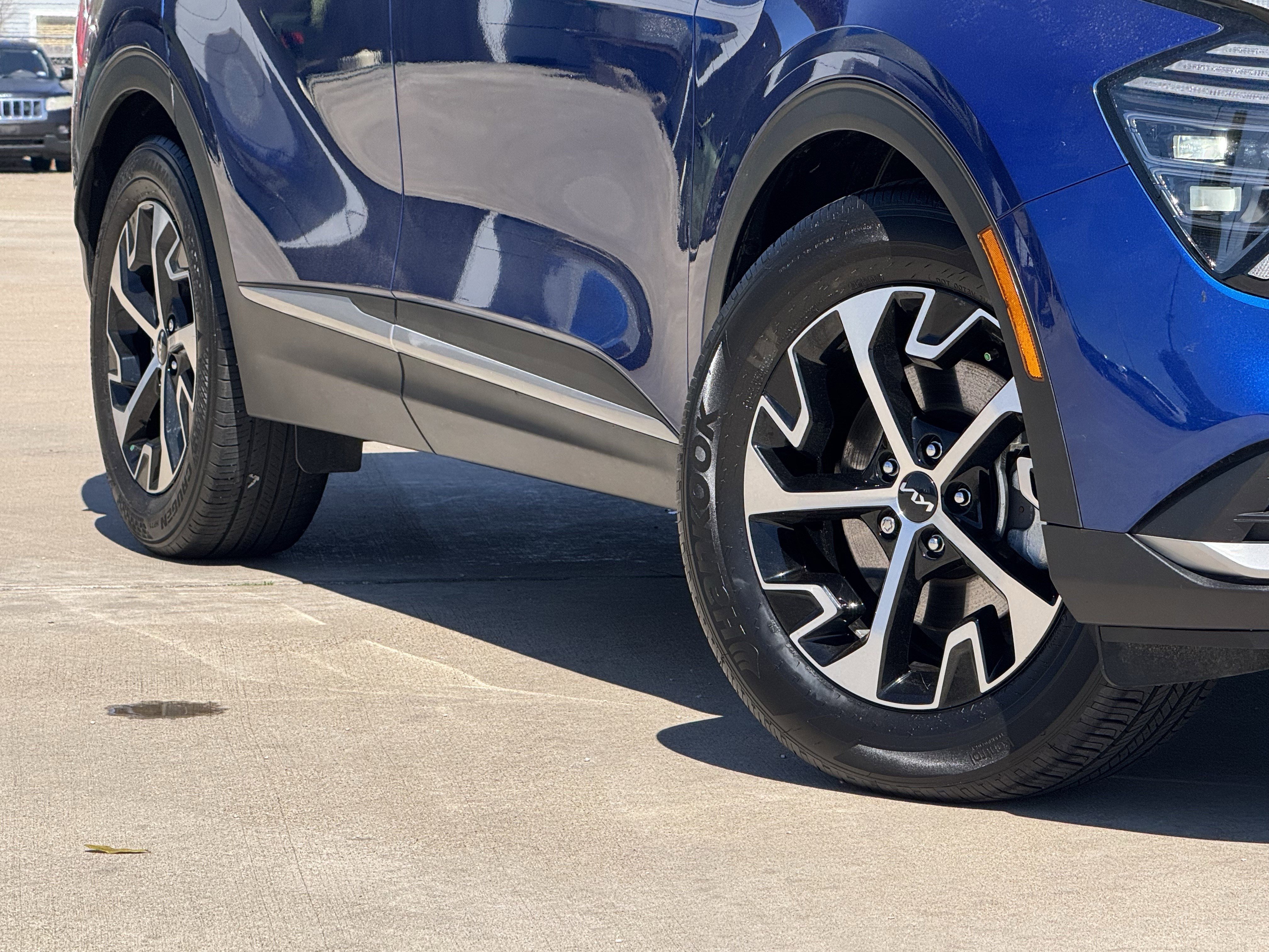 Used 2024 Kia Sportage EX image 12