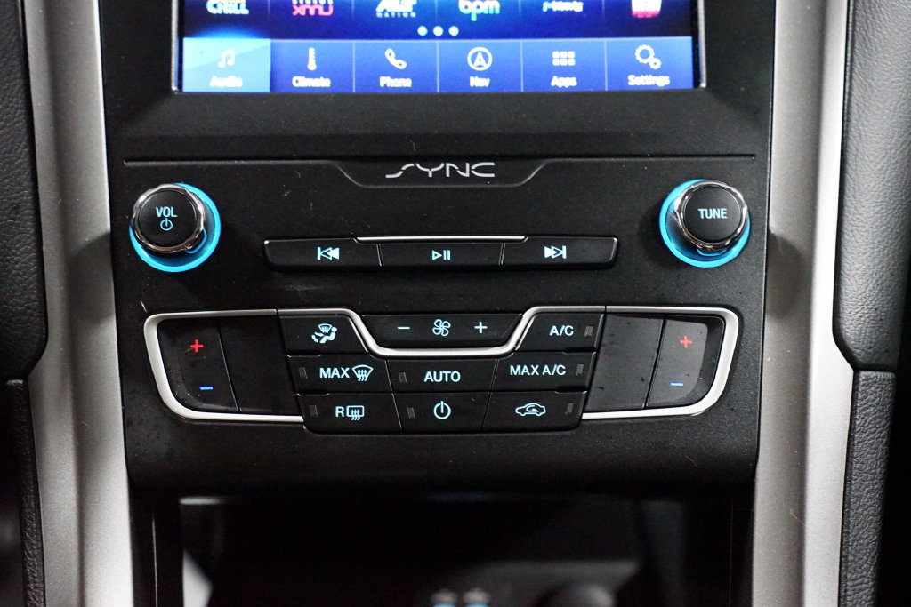 Used 2020 Ford Fusion SE FWD image 20