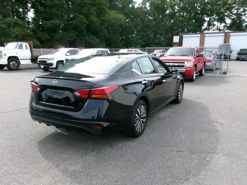 Used 2025 Nissan Altima 2.5 SV FWD image 6