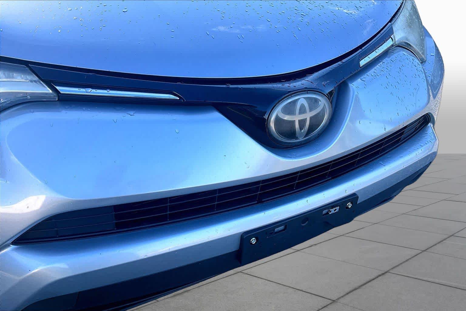 Used 2018 Toyota RAV4 LE FWD image 30