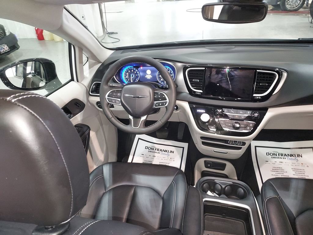 Used 2024 Chrysler Pacifica Touring-L image 15