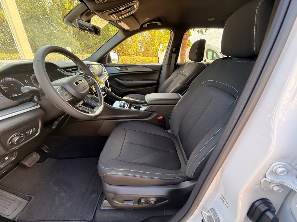 New 2026 Jeep Grand Cherokee L Laredo image 9
