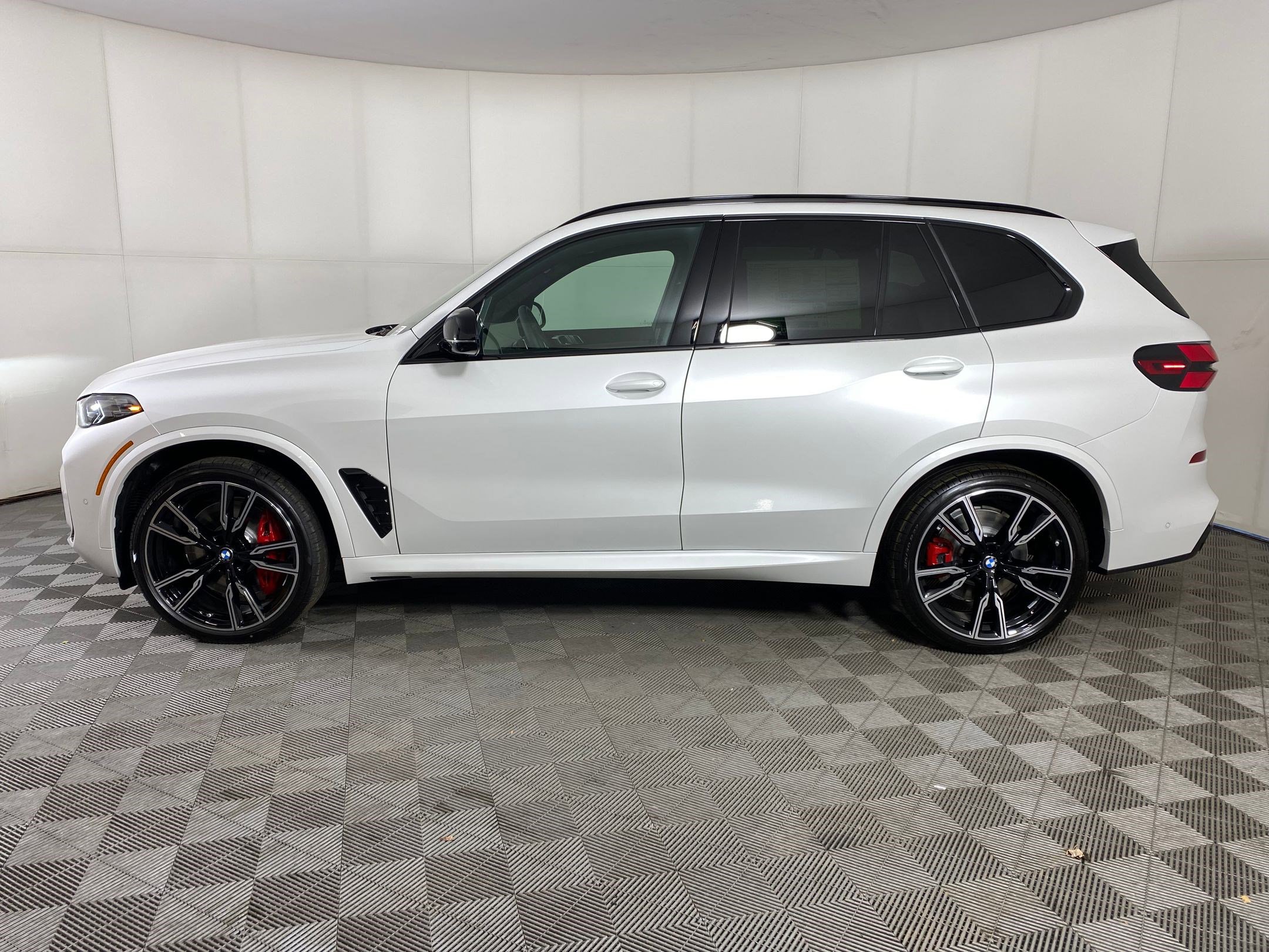 New 2026 BMW X5 M60i image 2