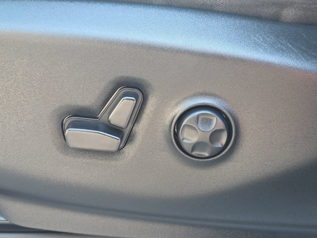 Used 2023 Chrysler Voyager LX FWD image 22