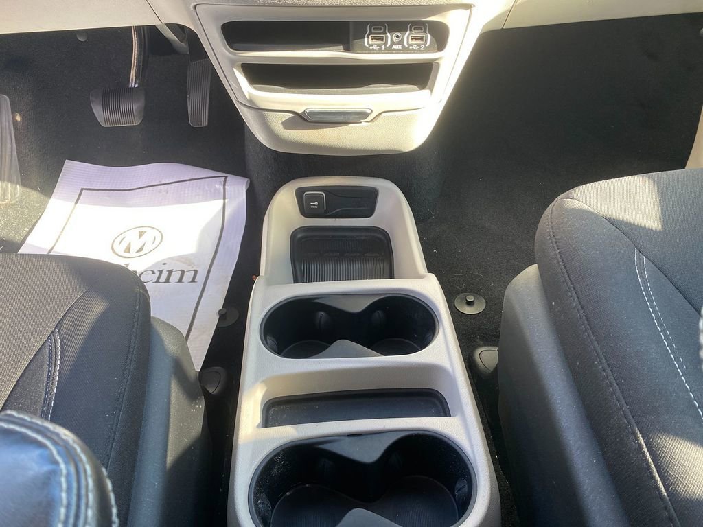 Used 2022 Chrysler Voyager LX image 22