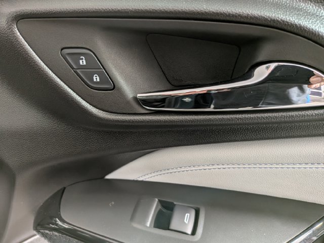 Used 2025 Chevrolet Trax LT FWD image 37