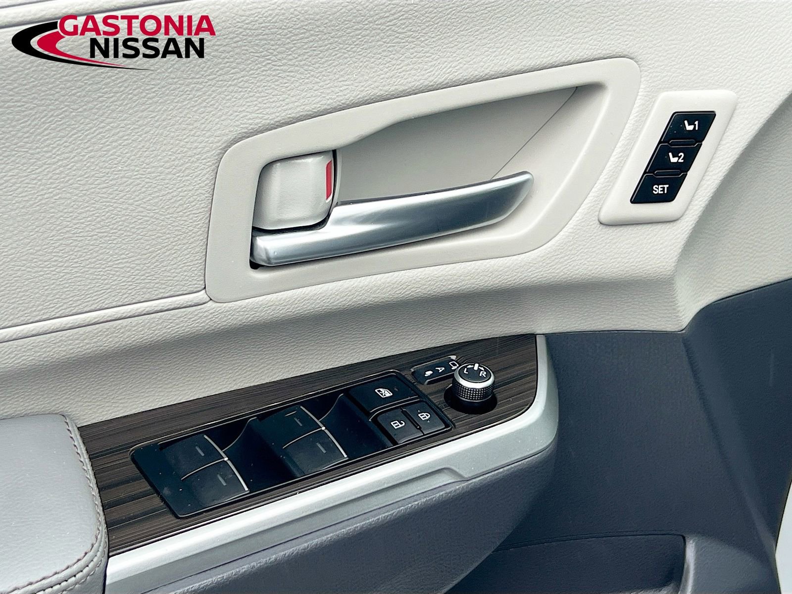 Used 2023 Toyota Sienna Limited image 23