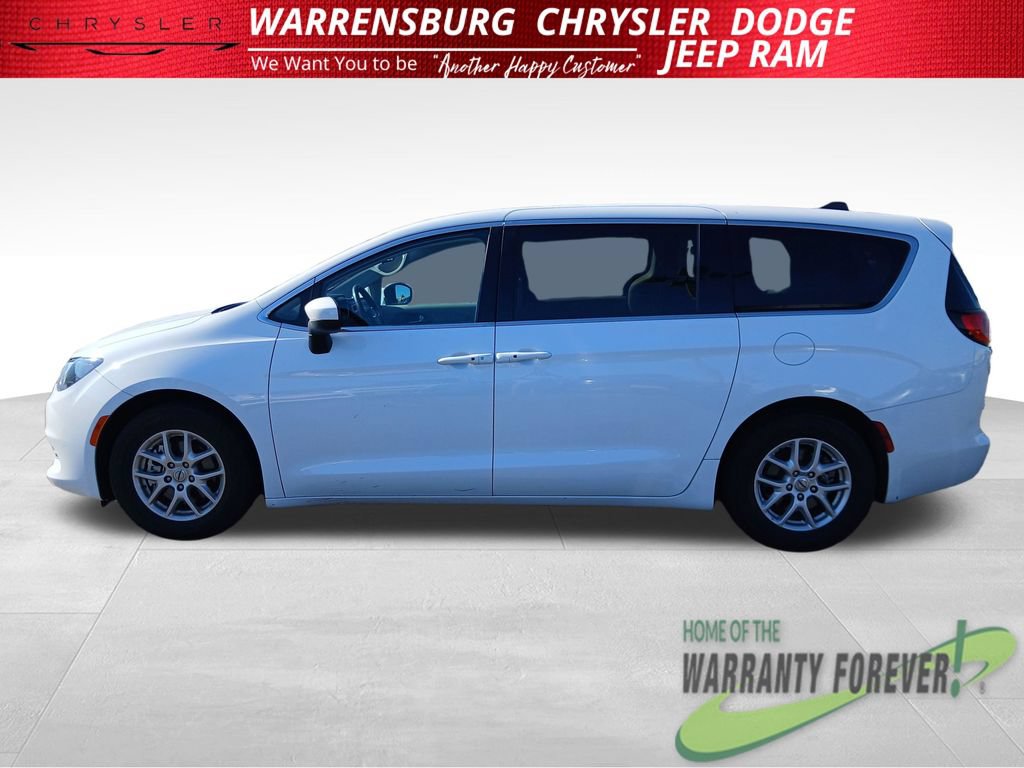 Used 2023 Chrysler Voyager LX FWD image 7