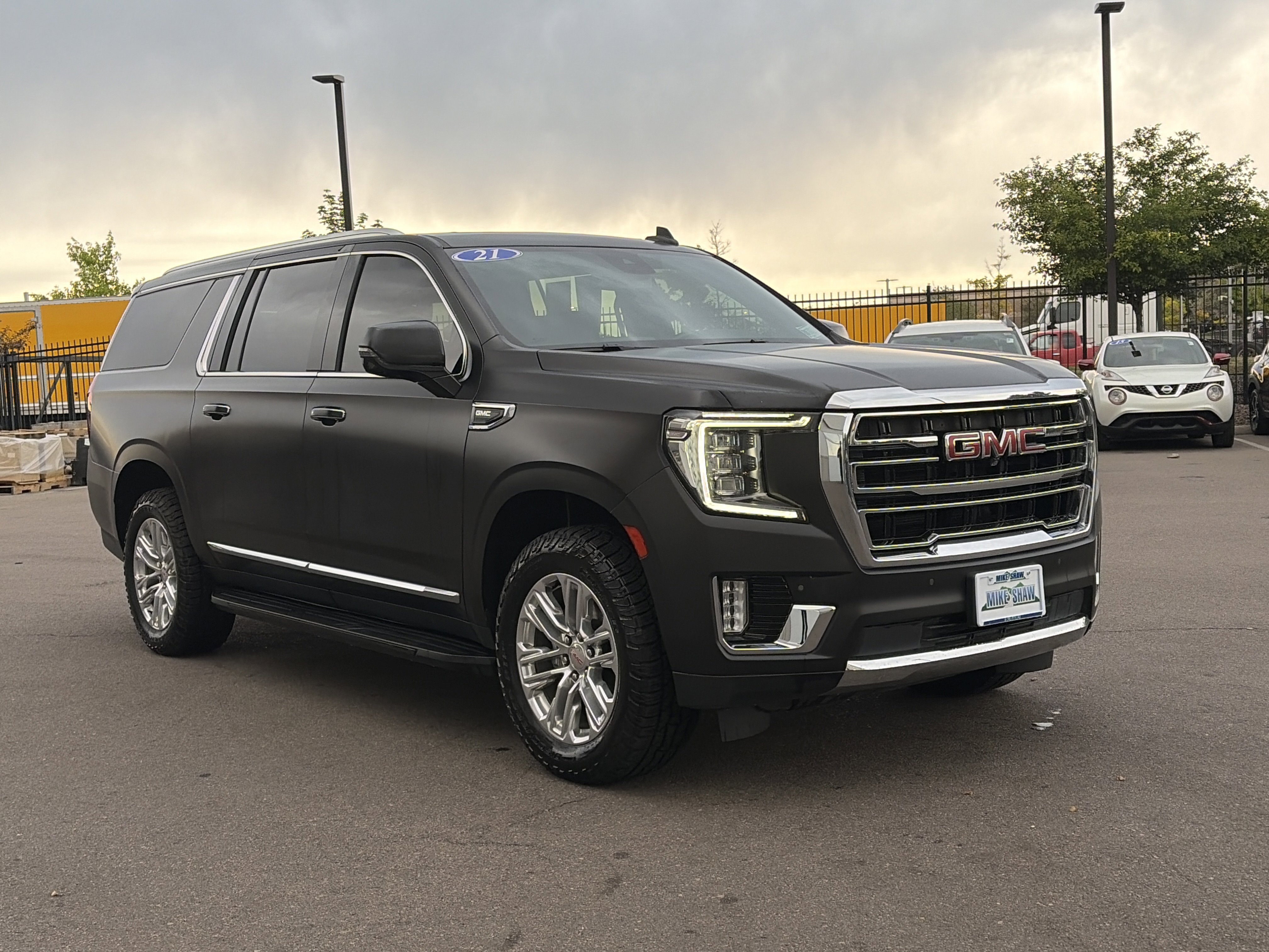 Used 2023 GMC Yukon XL SLT w/ SLT Luxury Package AWD/4WD image 3