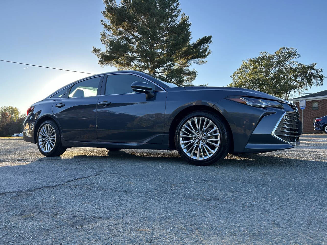 Used 2020 Toyota Avalon Limited image 19