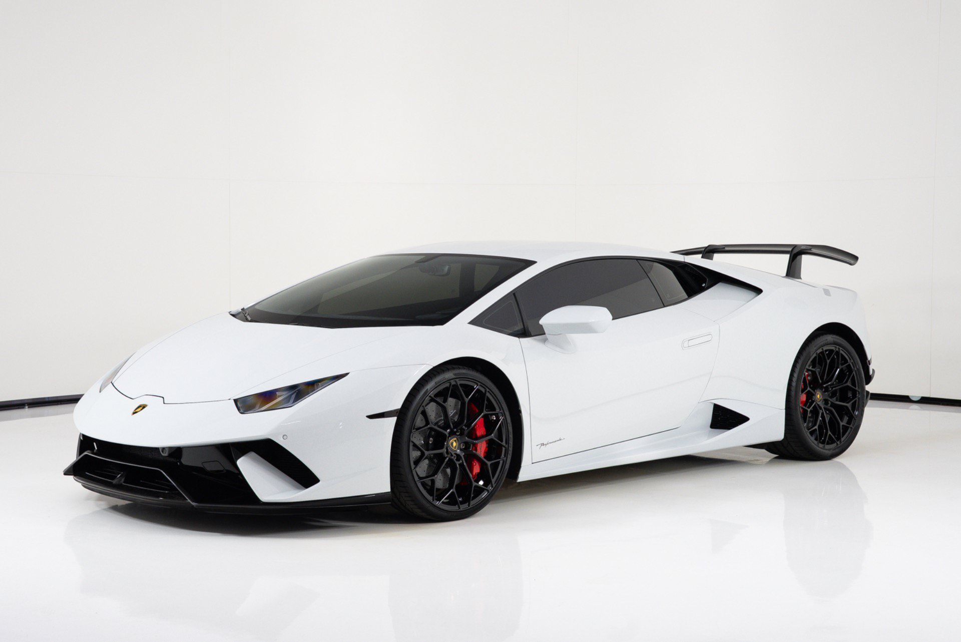 Used 2018 Lamborghini Huracan Performante AWD/4WD image 3
