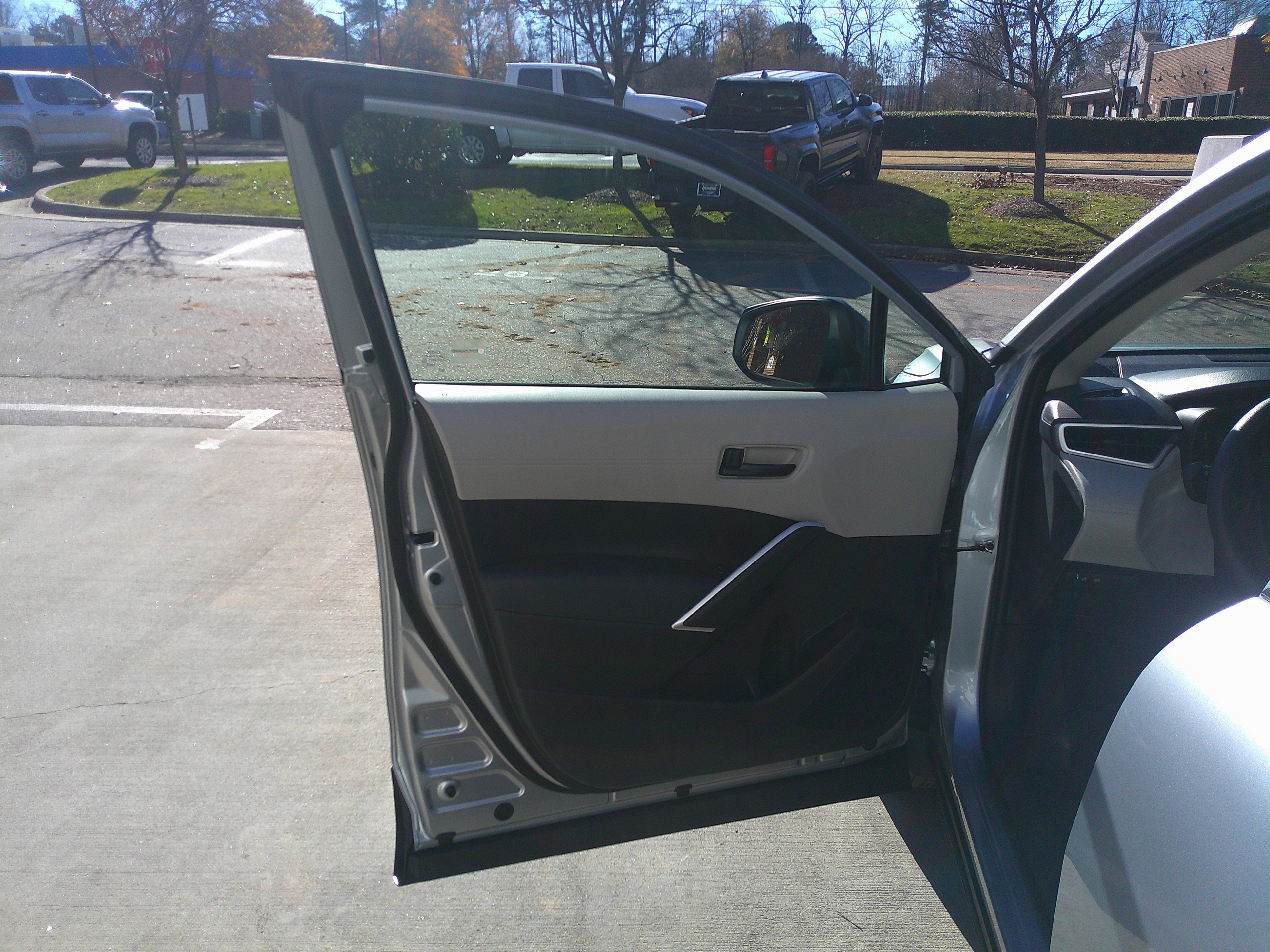 Used 2025 Toyota Corolla Cross L image 17