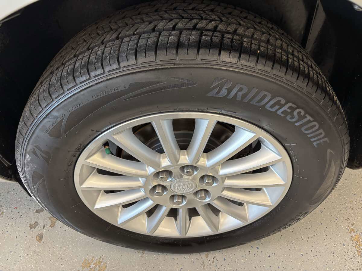 Used 2009 Buick Enclave CXL w/ Driver Confidence Package image 28