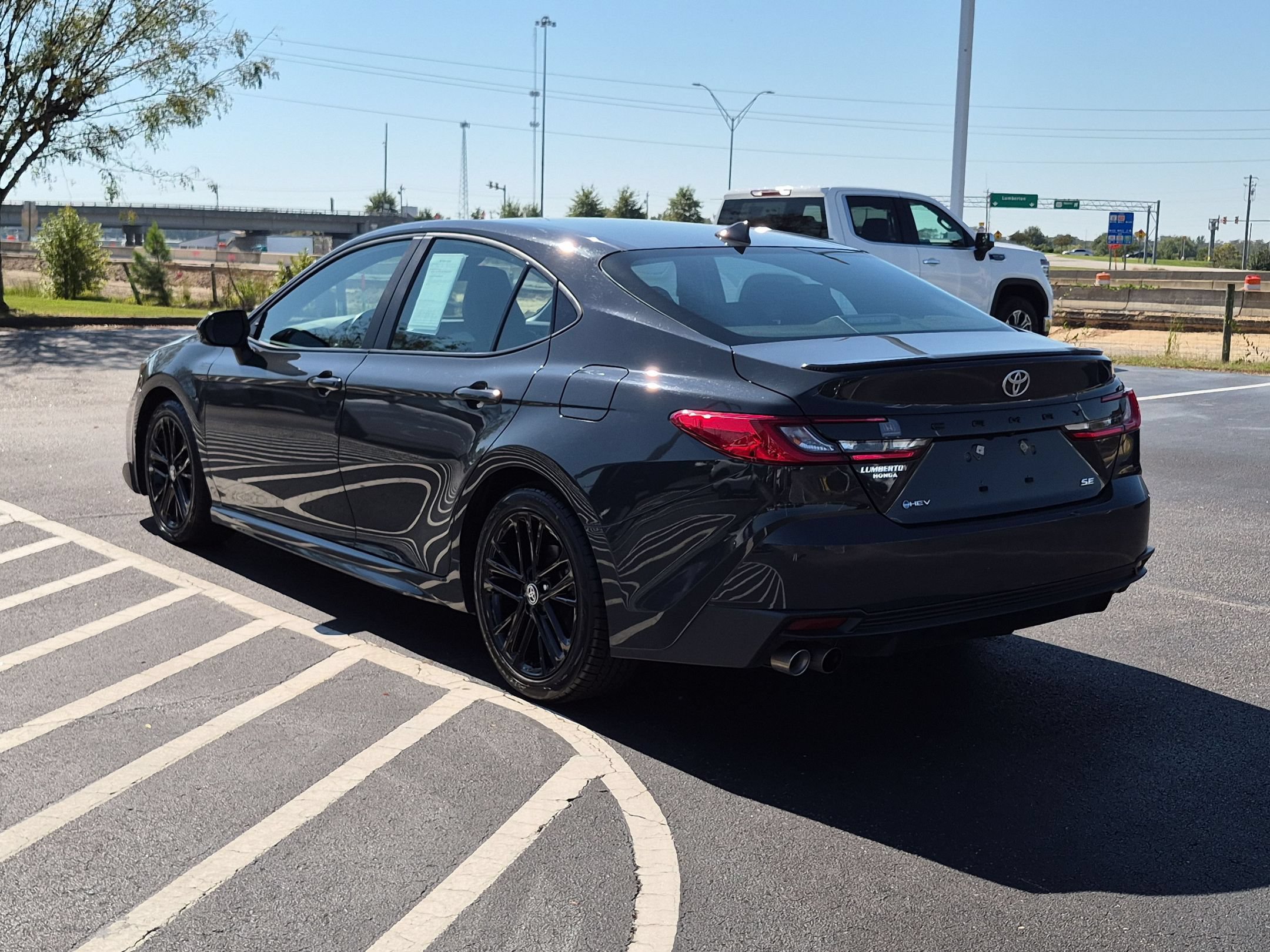 Used 2025 Toyota Camry SE FWD image 5