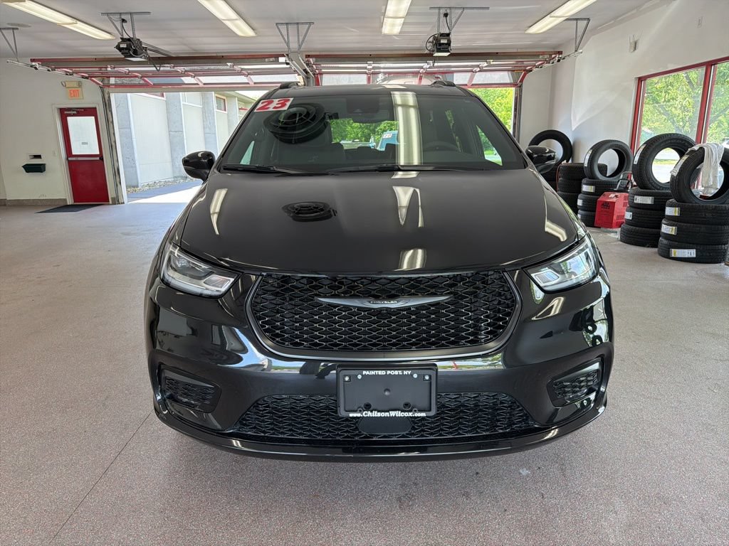 Used 2023 Chrysler Pacifica Touring-L w/ S Appearance Package FWD image 2