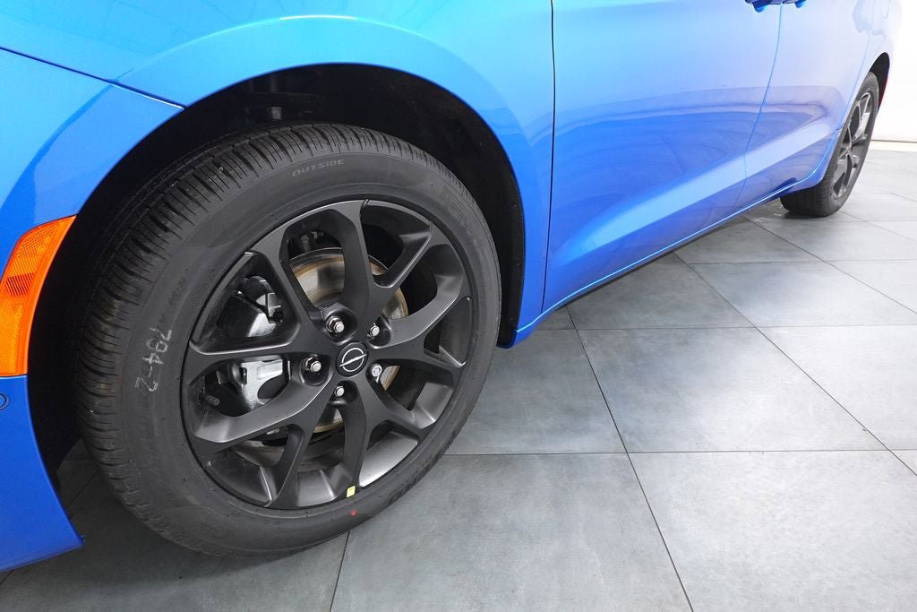 New 2026 Chrysler Pacifica Select w/ S Appearance Package image 30