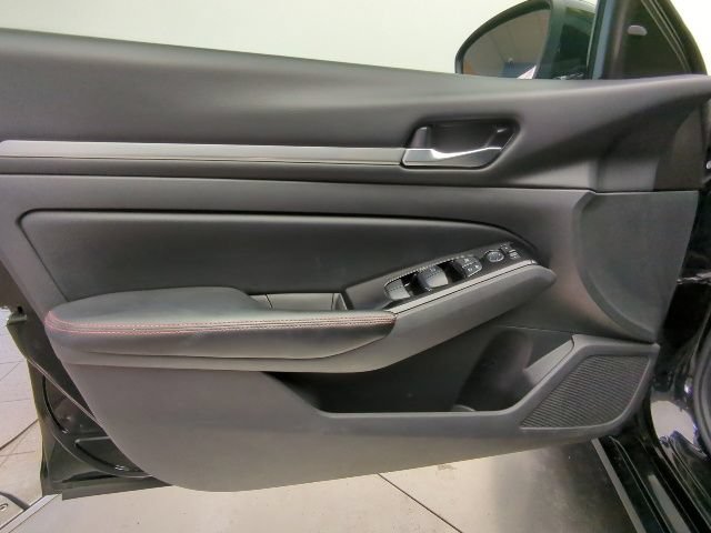 Used 2024 Nissan Altima 2.5 SR FWD image 12
