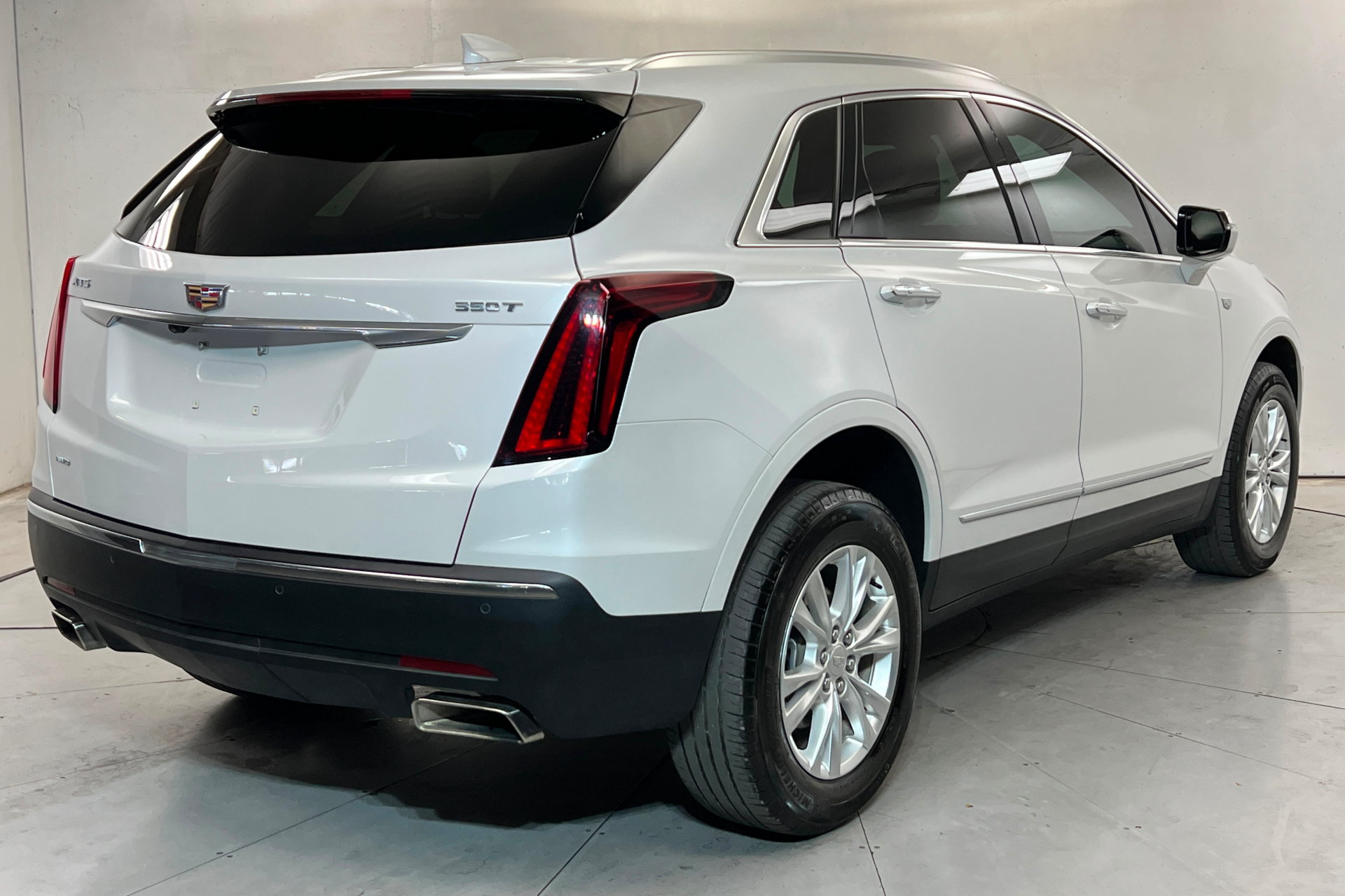 Used 2025 Cadillac XT5 Luxury w/ LPO, Floor Liner Package AWD/4WD image 5