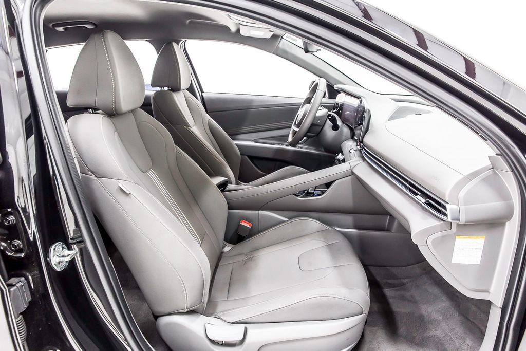 Used 2025 Hyundai Elantra SEL FWD image 28
