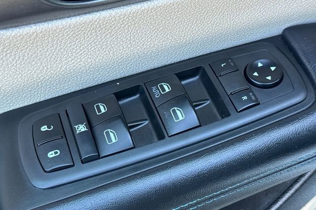 Used 2021 Chrysler Pacifica Touring-L FWD image 12