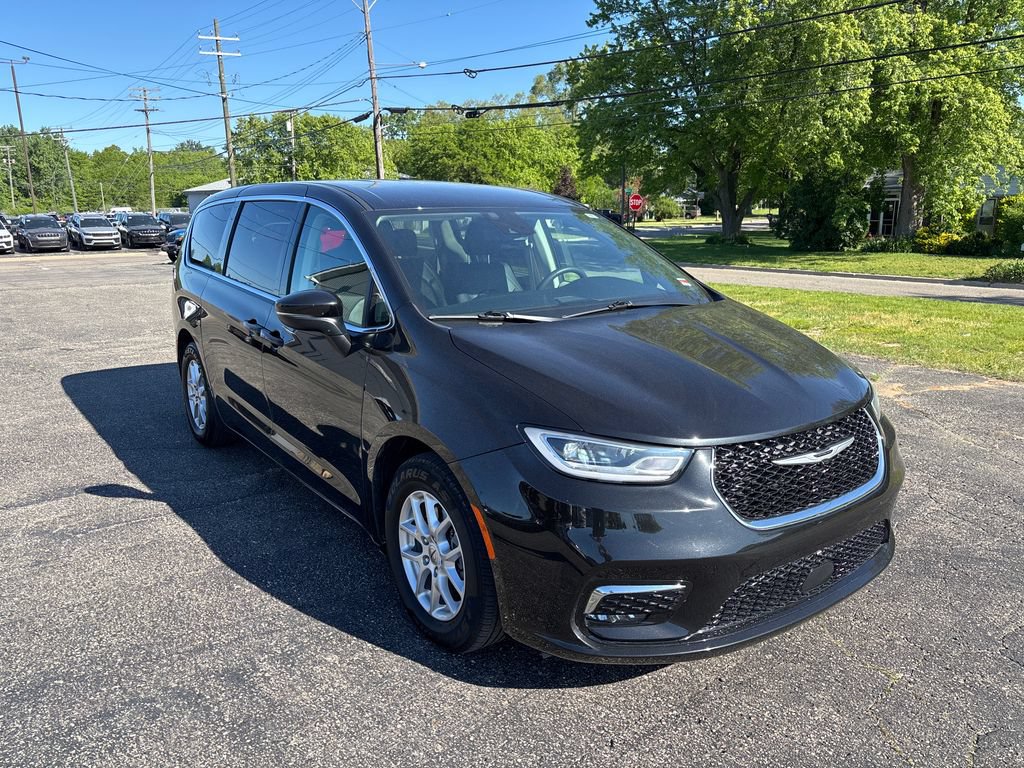Used 2023 Chrysler Pacifica Touring-L FWD image 2