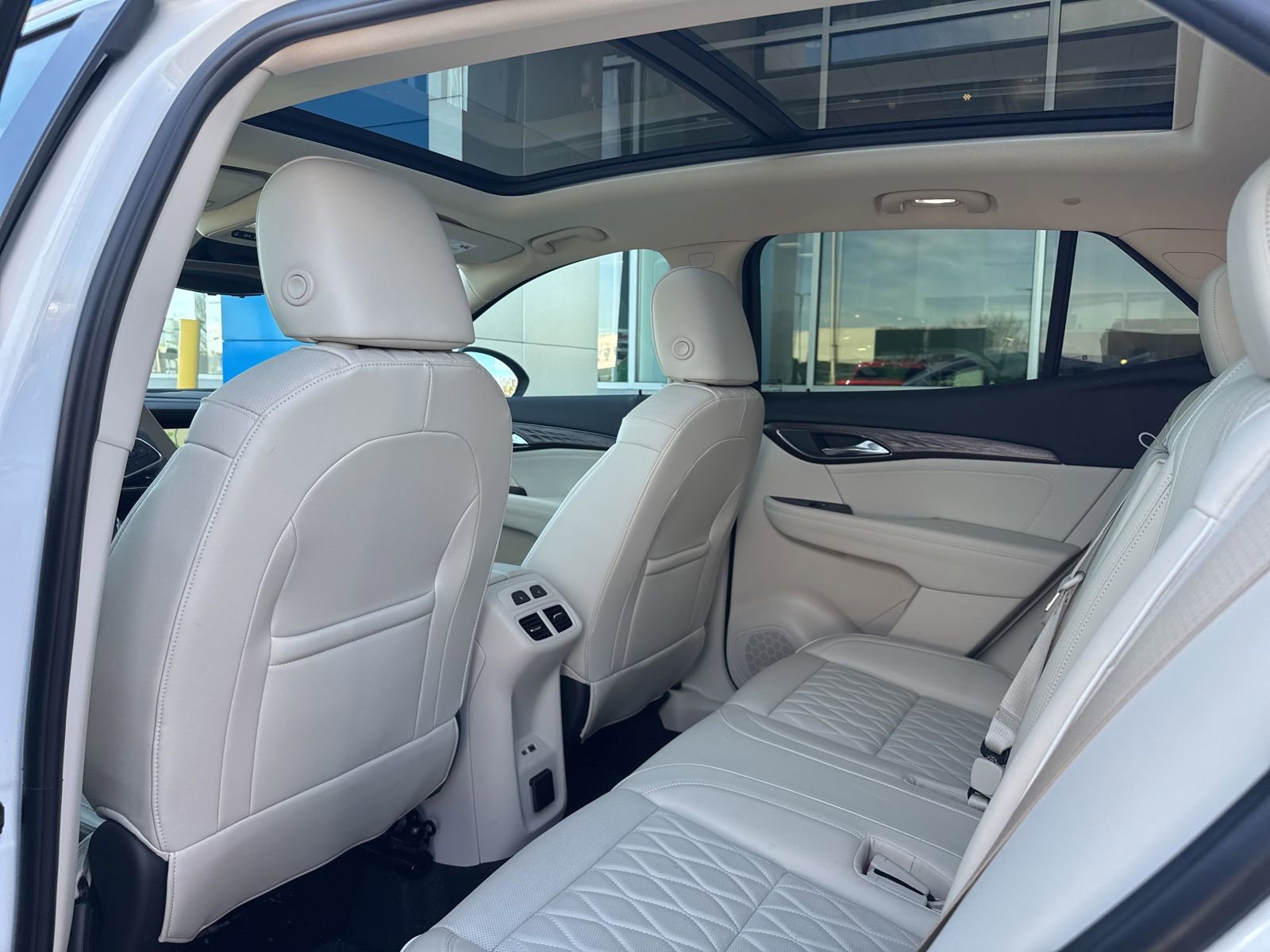 Used 2023 Buick Envision Avenir image 16