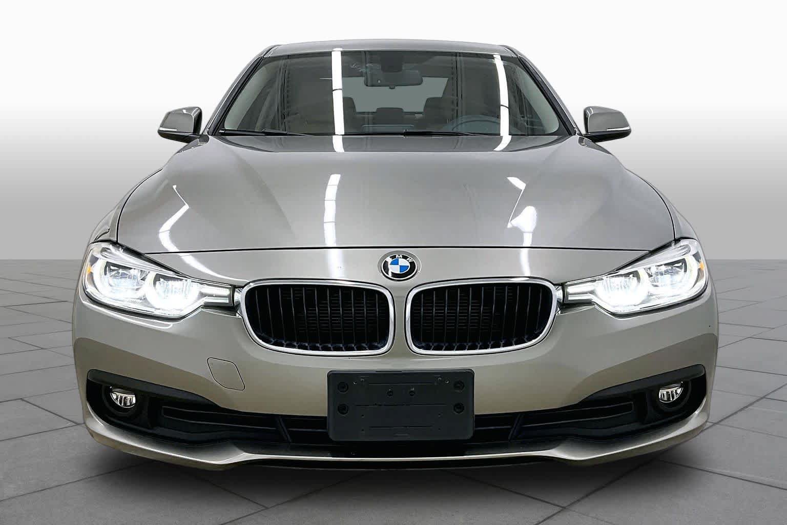 Used 2018 BMW 320i Sedan RWD image 4