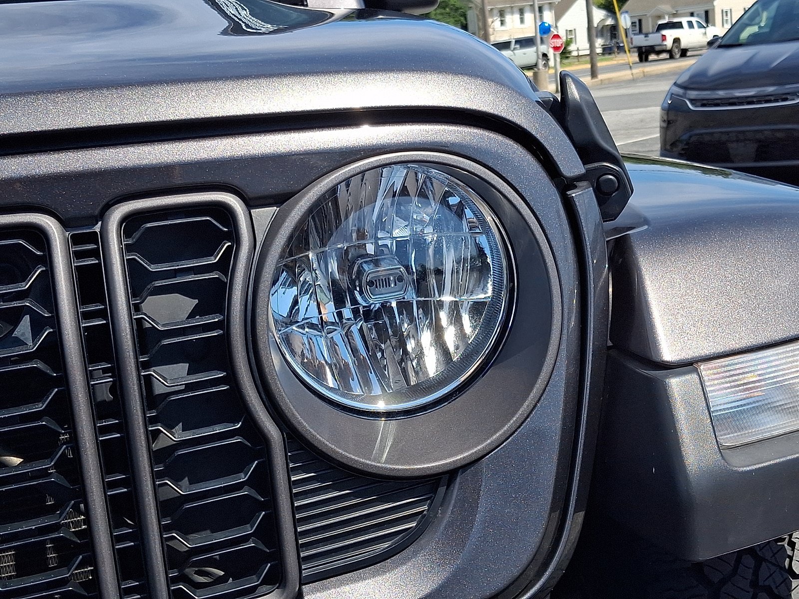 Certified 2024 Jeep Gladiator Sport AWD/4WD image 9