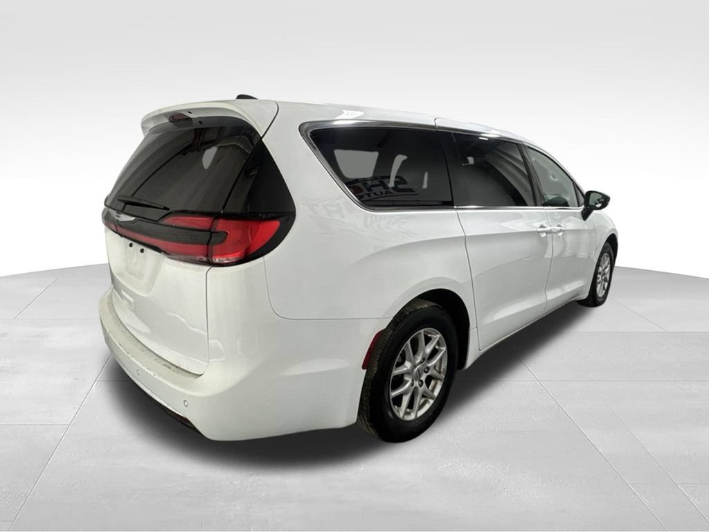 Used 2025 Chrysler Pacifica Select FWD image 4