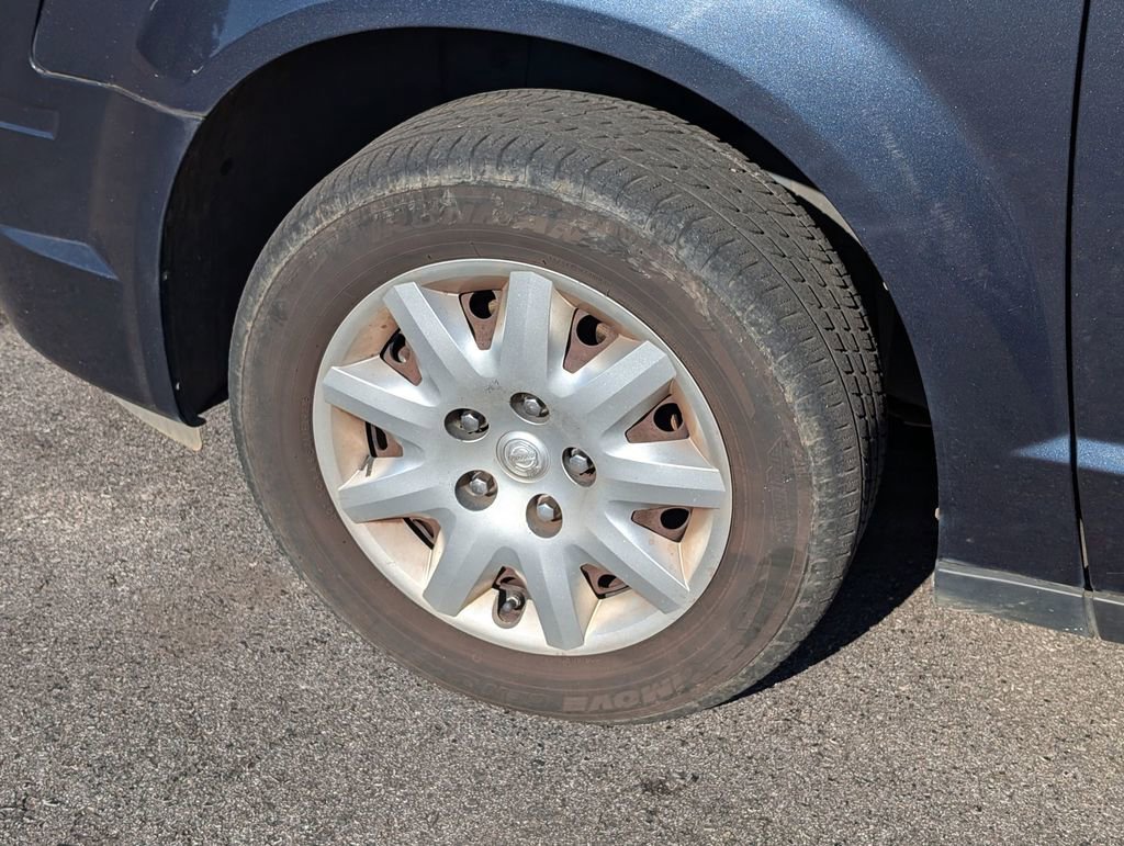 Used 2008 Chrysler Town & Country LX image 11
