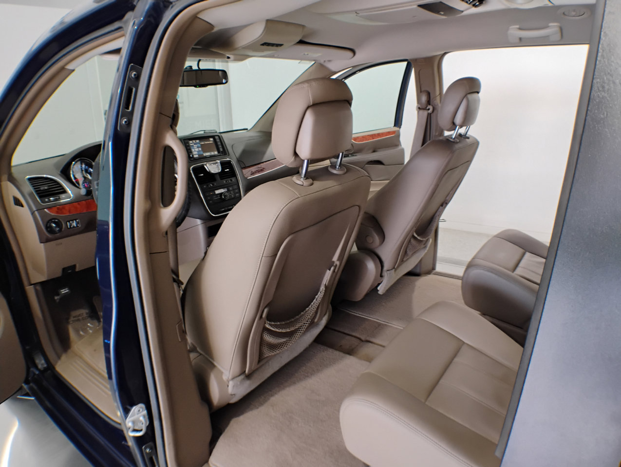 Used 2016 Chrysler Town & Country Touring image 8