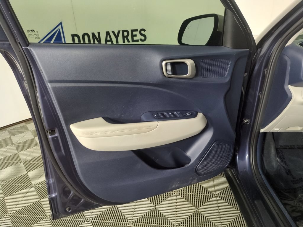 Used 2021 Hyundai Venue FWD image 13