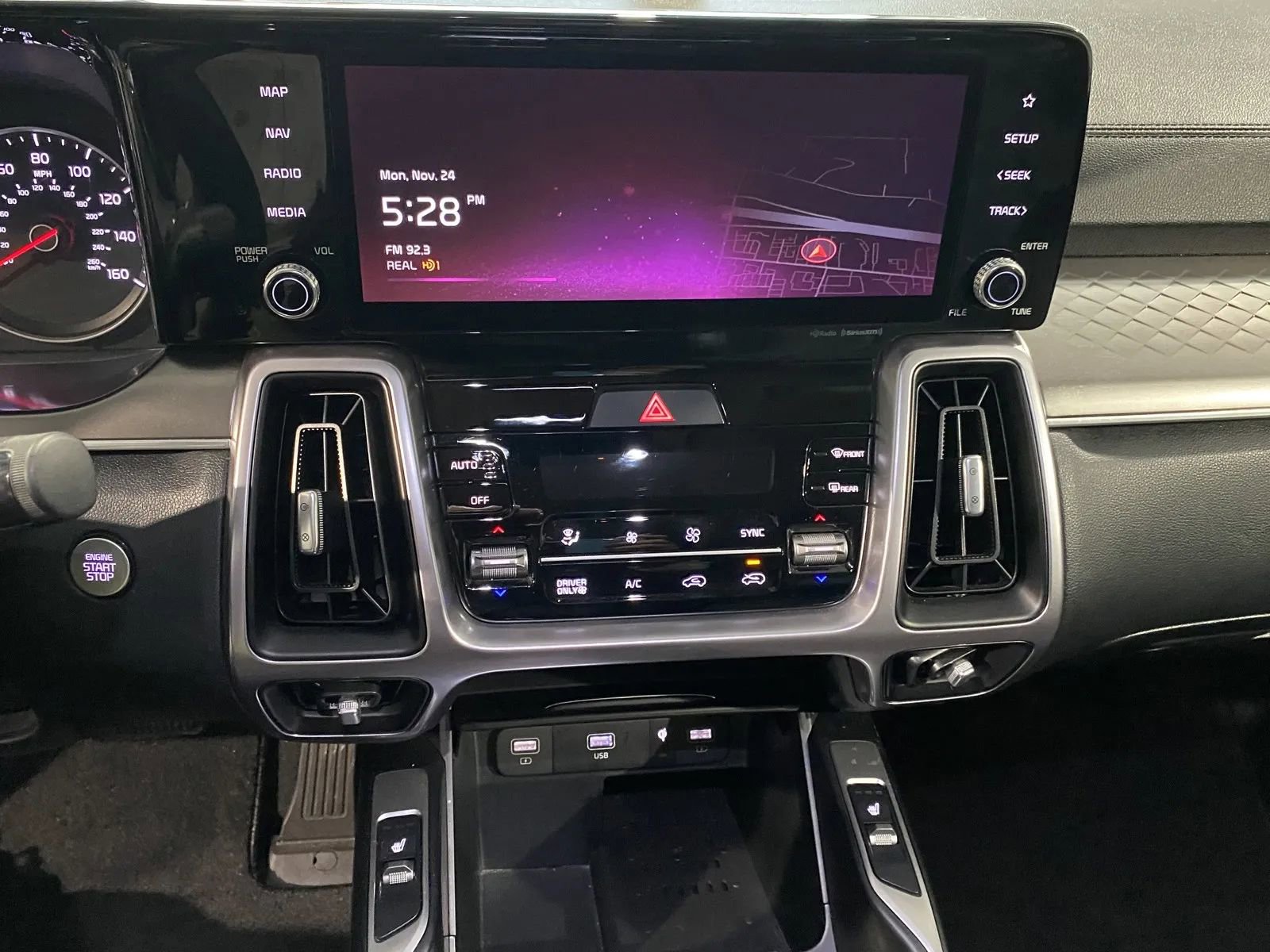 Used 2024 Kia Sorento EX w/ Panoramic Sunroof Package image 14