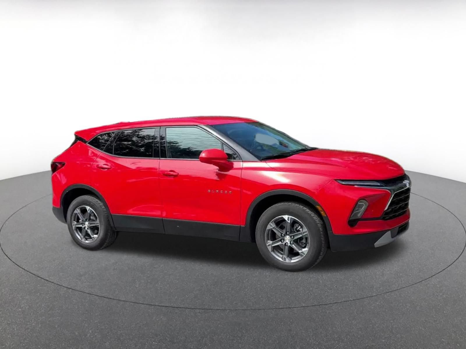 Used 2026 Chevrolet Blazer LT FWD image 2