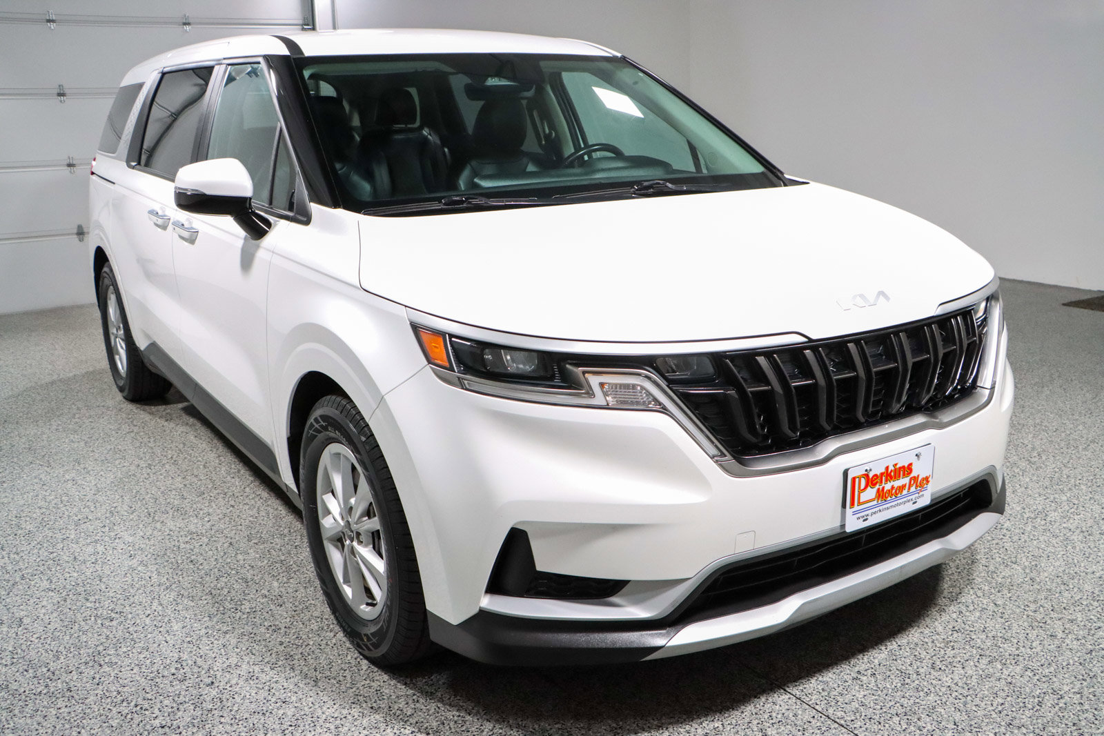 Used 2023 Kia Carnival LX FWD image 5