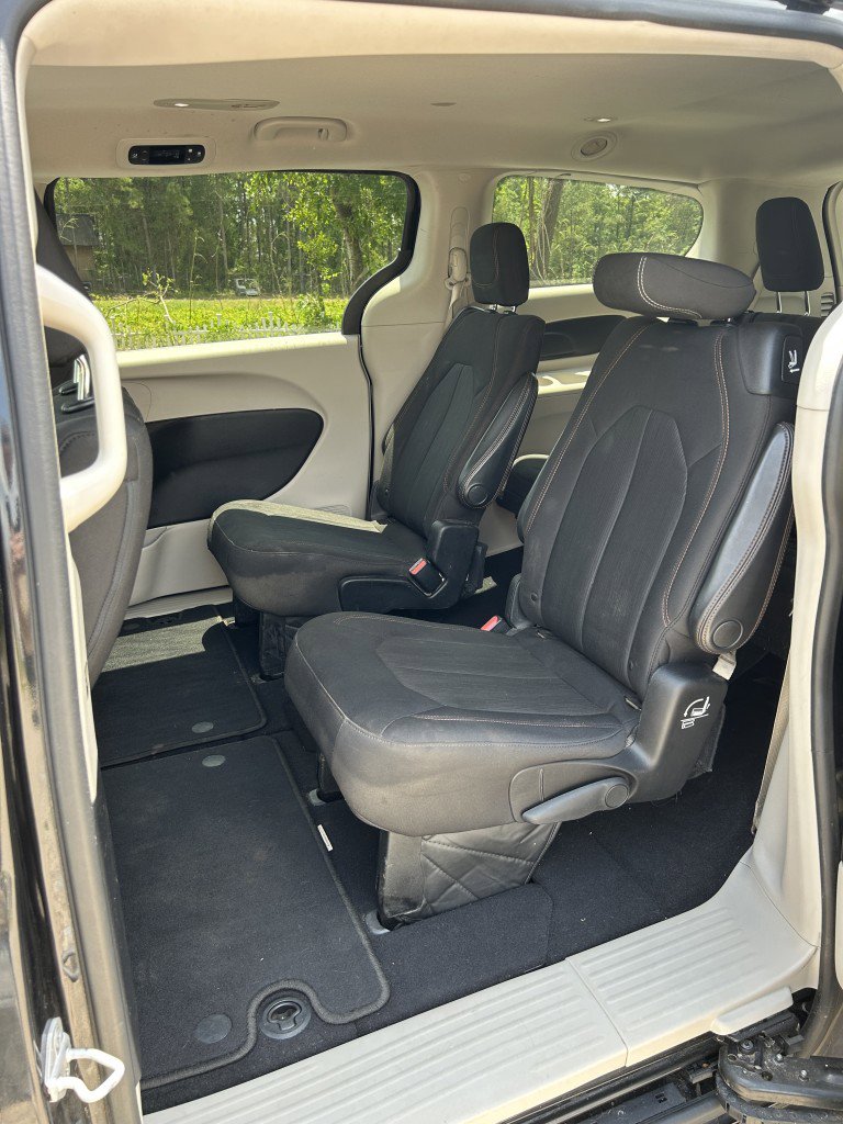 Used 2017 Chrysler Pacifica Touring FWD image 14