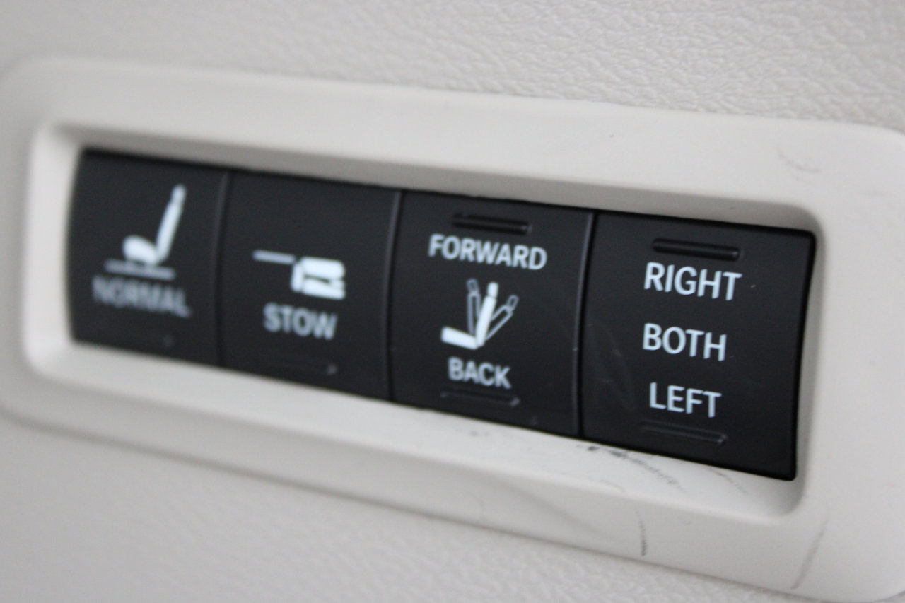 Used 2018 Chrysler Pacifica Limited image 9