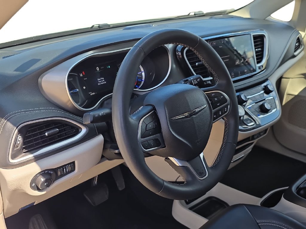 Used 2023 Chrysler Pacifica Touring-L FWD image 14