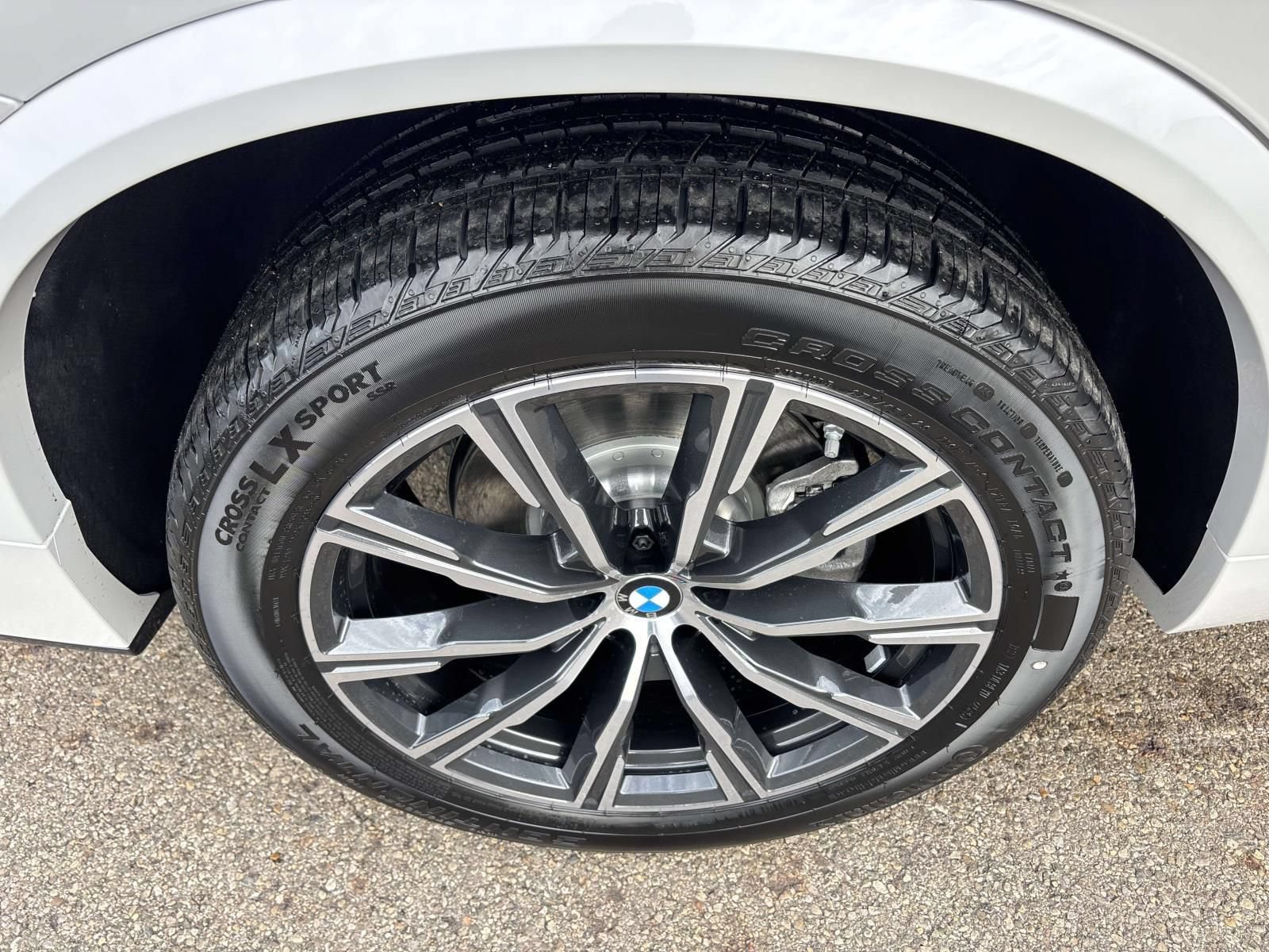 New 2026 BMW X5 xDrive40i w/ M Sport Package AWD/4WD image 10
