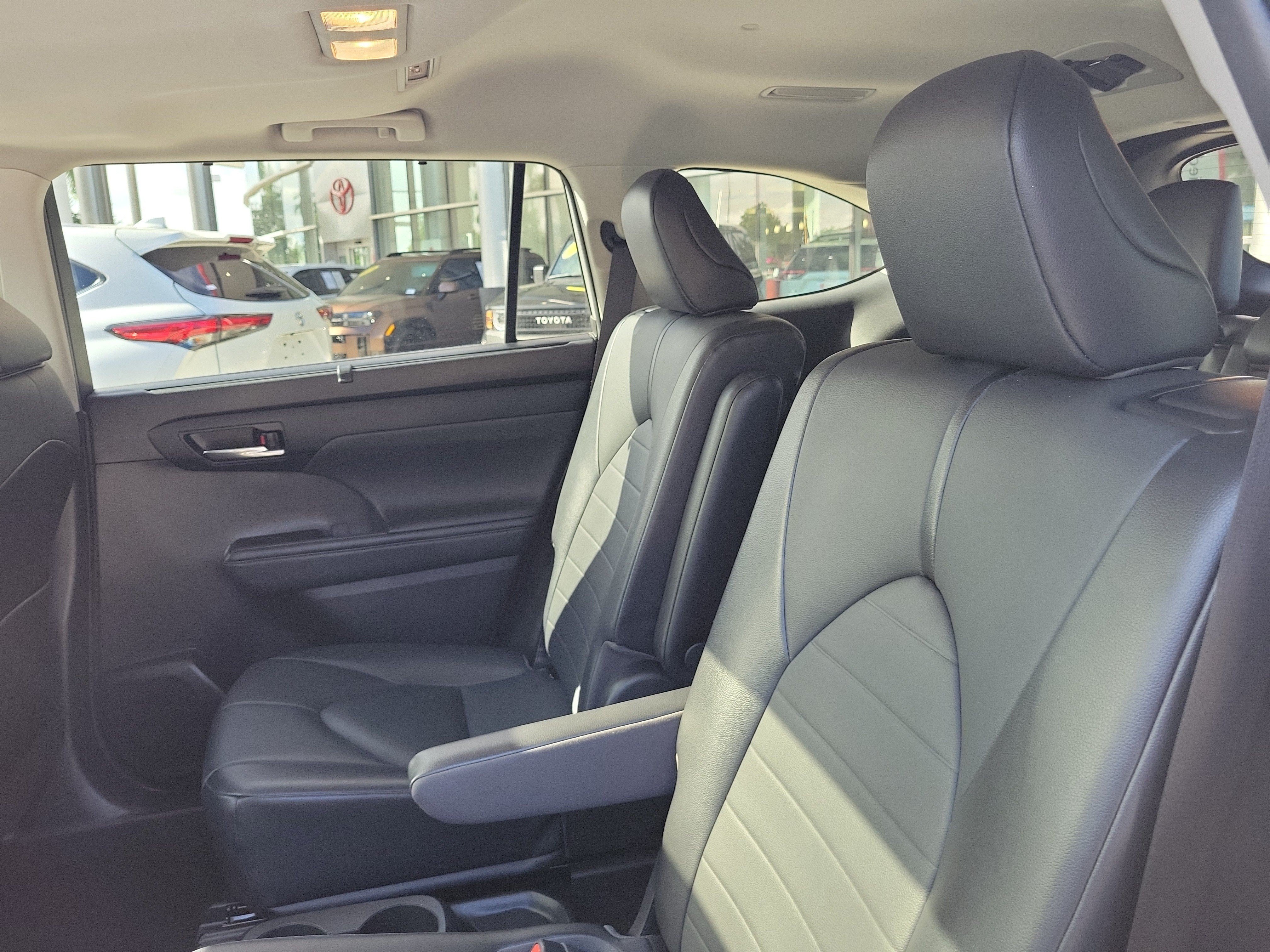 Used 2021 Toyota Highlander XLE AWD/4WD image 16