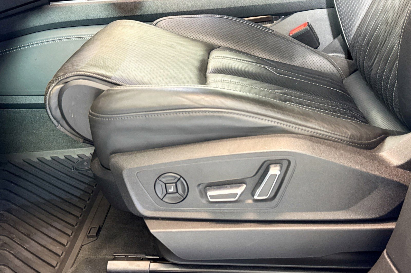 Used 2019 Audi e-tron Prestige w/ Prestige Package image 18