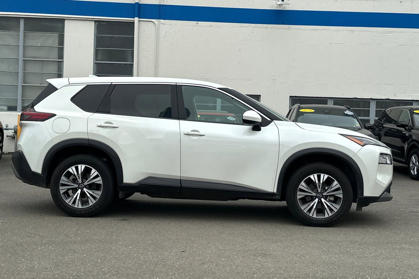 Used 2023 Nissan Rogue SV image 3