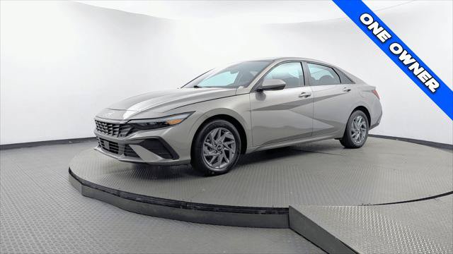 Used 2025 Hyundai Elantra Hybrid FWD image 2