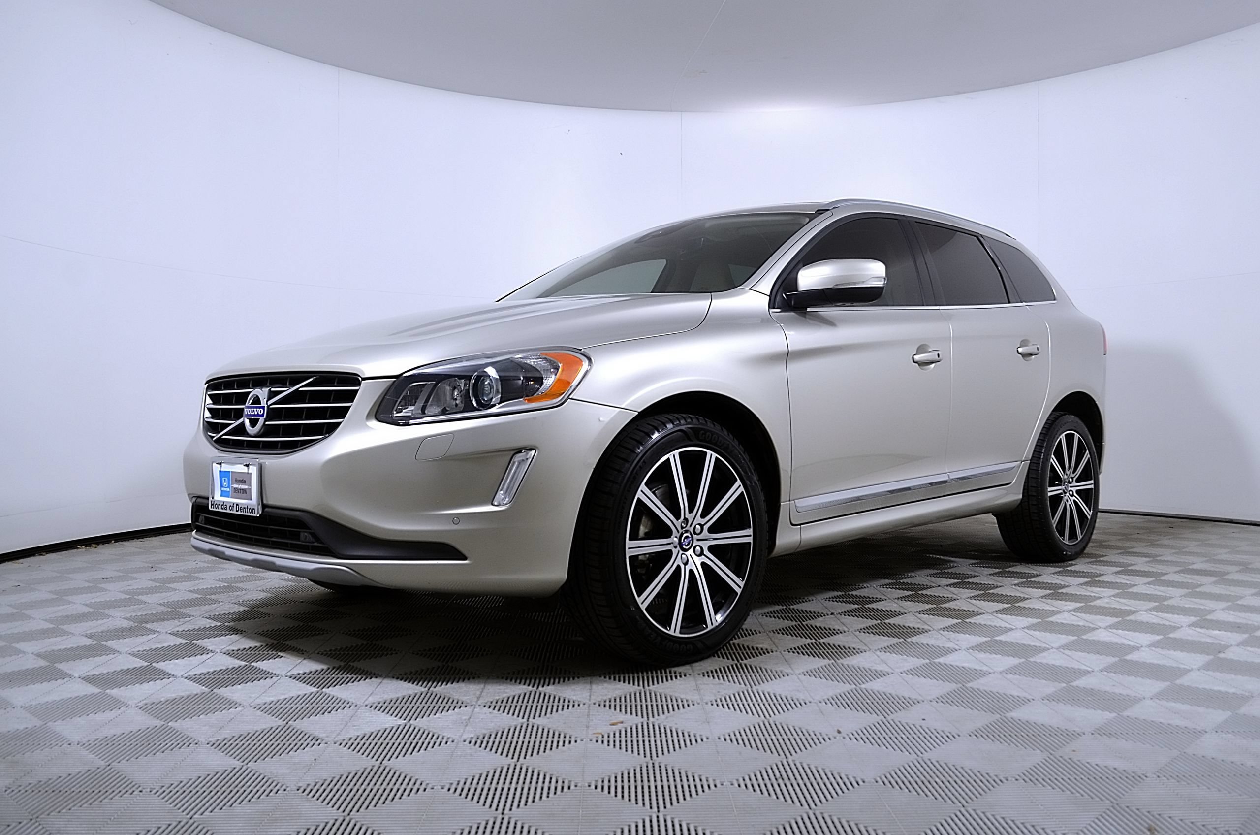 Used 2017 Volvo XC60 T6 Inscription w/ Preferred Option Package AWD/4WD image 2