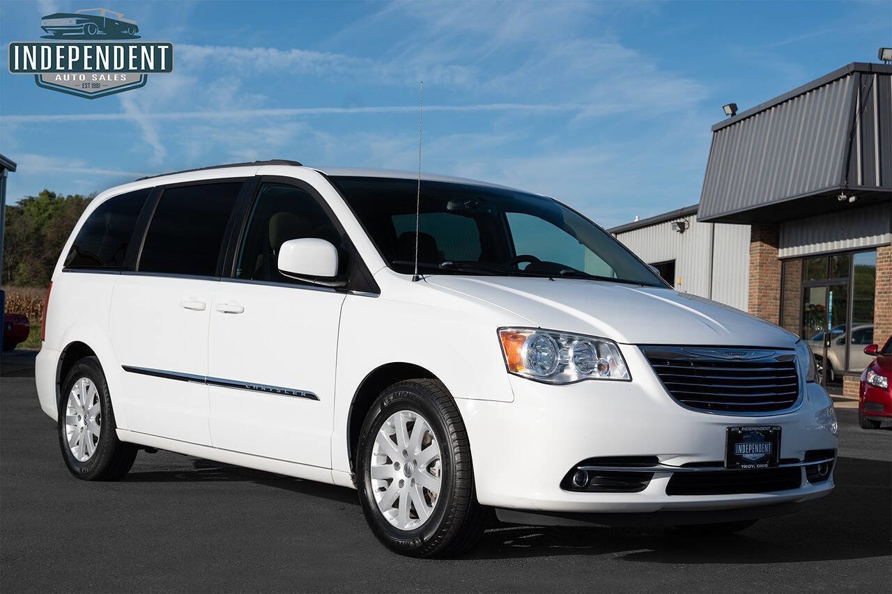 Used 2014 Chrysler Town & Country Touring image 1