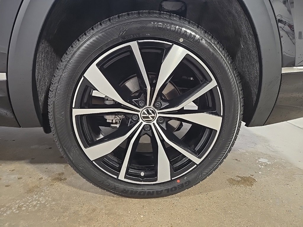 Used 2024 Volkswagen Atlas SEL Premium R-Line image 11