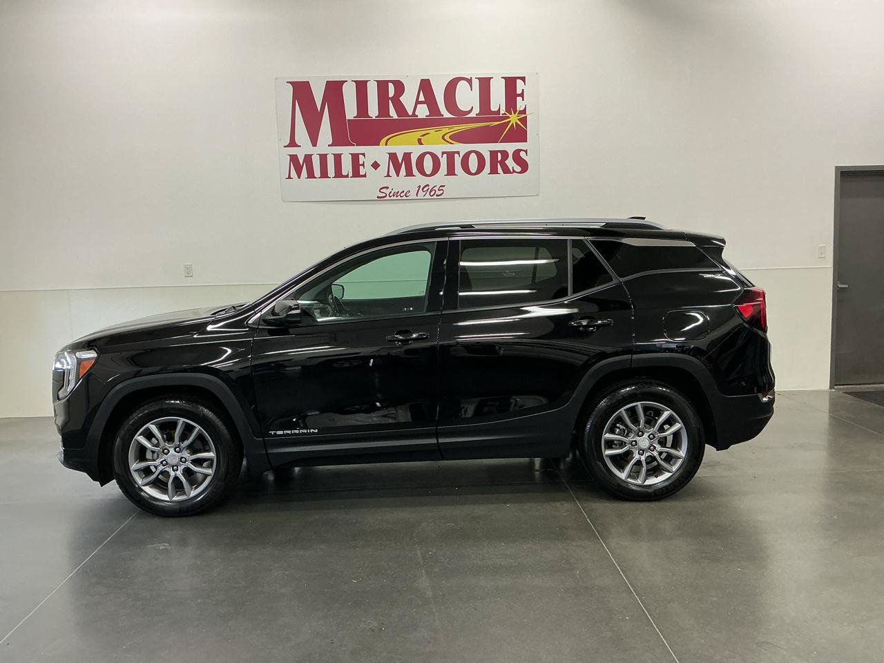 Used 2022 GMC Terrain SLT w/ Infotainment Package II AWD/4WD image 2