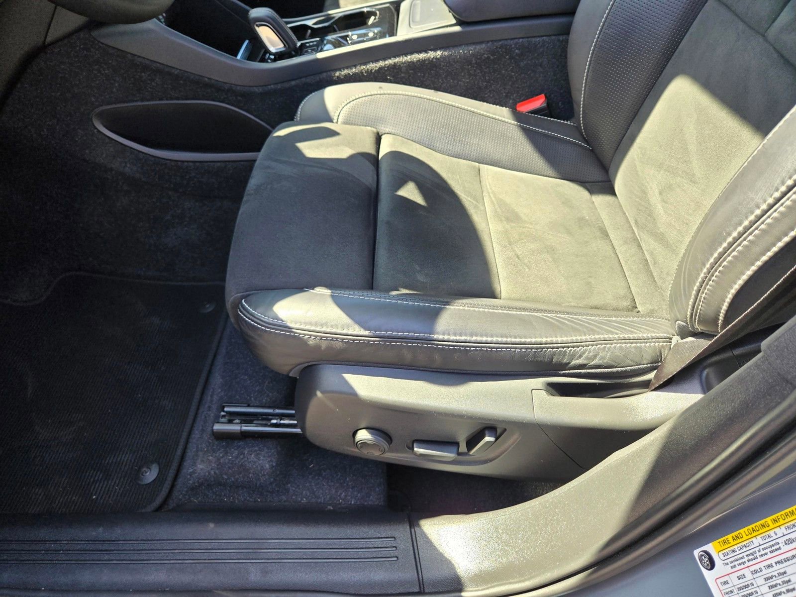 Used 2021 Volvo XC40 T4 R-Design w/ Advanced Package image 9