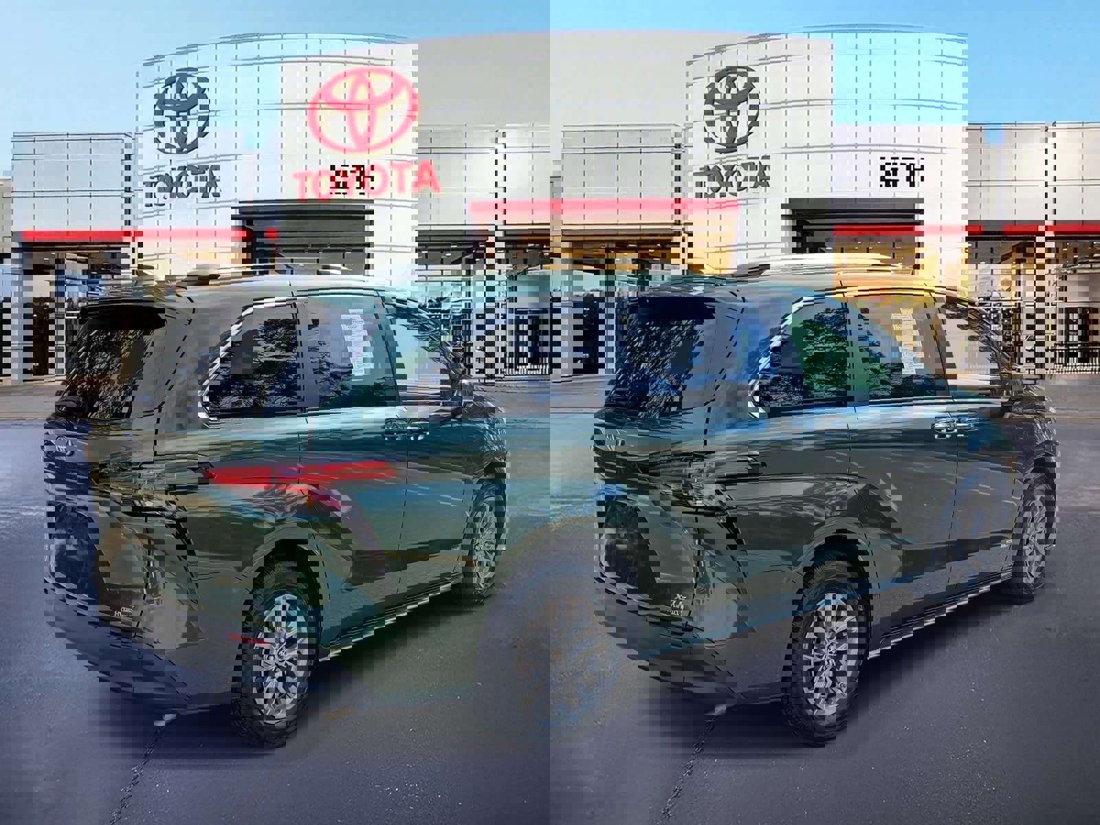 Used 2021 Toyota Sienna XLE image 5